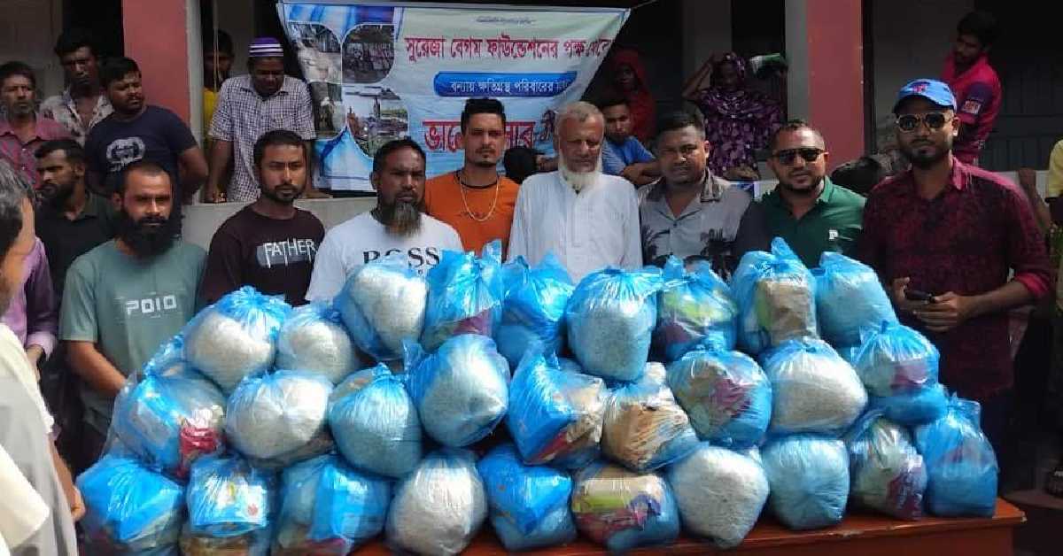 দুর্গতদের মাঝে বিতরণের জন্য সুরেজা বেগম ফাউন্ডেশনের ত্রাণ সামগ্রী। ছবি- আই নিউজ