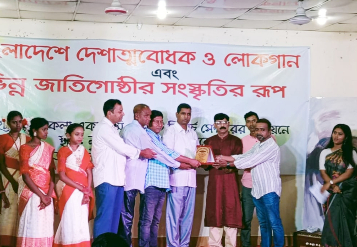 ড. শরদিন্দু ভট্টাচার্যের কাছ থেকে সম্মাননা পদক গ্রহন করছেন পাইনকা সমাজ নেতৃবৃন্দ। ছবি: আই নিউজ ড. শরদিন্দু ভট্টাচার্যের কাছ থেকে সম্মাননা পদক গ্রহন করছেন পাইনকা সমাজ নেতৃবৃন্দ। ছবি: আই নিউজ