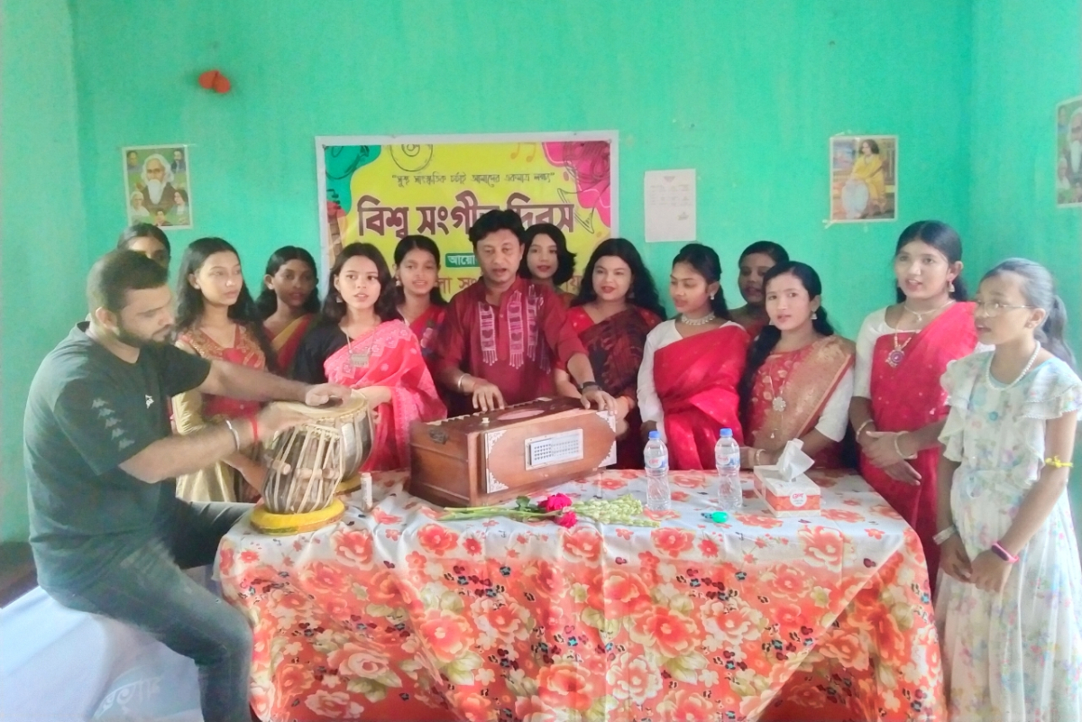 সংগীত পরিবেশন করছে বর্ণমালা সংগীত বিদ্যালয়ের শিক্ষার্থীরা। ছবি: আই নিউজ সংগীত পরিবেশন করছে বর্ণমালা সংগীত বিদ্যালয়ের শিক্ষার্থীরা। ছবি: আই নিউজ