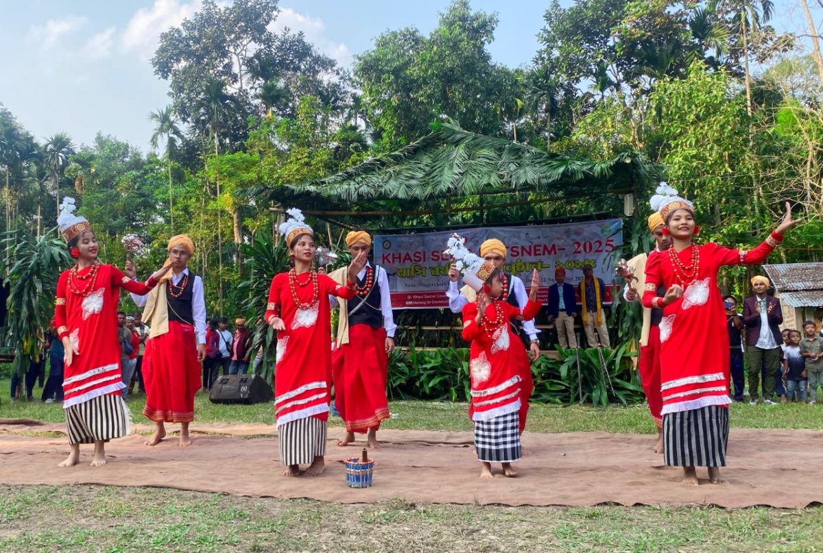 খাসিয়ারা নিজস্ব পোশাক, নাচ-গান ও সংস্কৃতি পরিবেশনার মাধ্যমে ঐতিহ্য তুলে ধরেন। ছবি: আই নিউজ