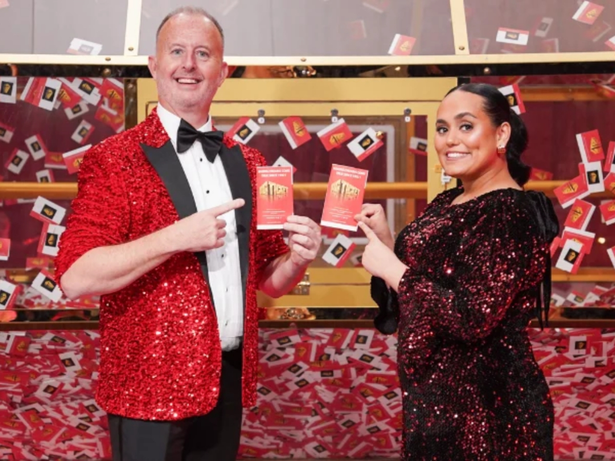 বিগ টিকিট র‌্যাফেল ড্রর দুই উপস্থাপক। ছবি: সংগৃহীত