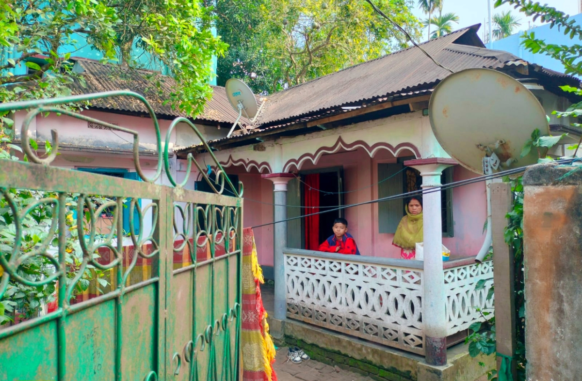 ব্রিটিশ আমলের আসাম আইনসভার এমএলএ জীবন সাঁওতালের বর্তমান বংশধরদের বাড়ি। ছবি: আই নিউজ