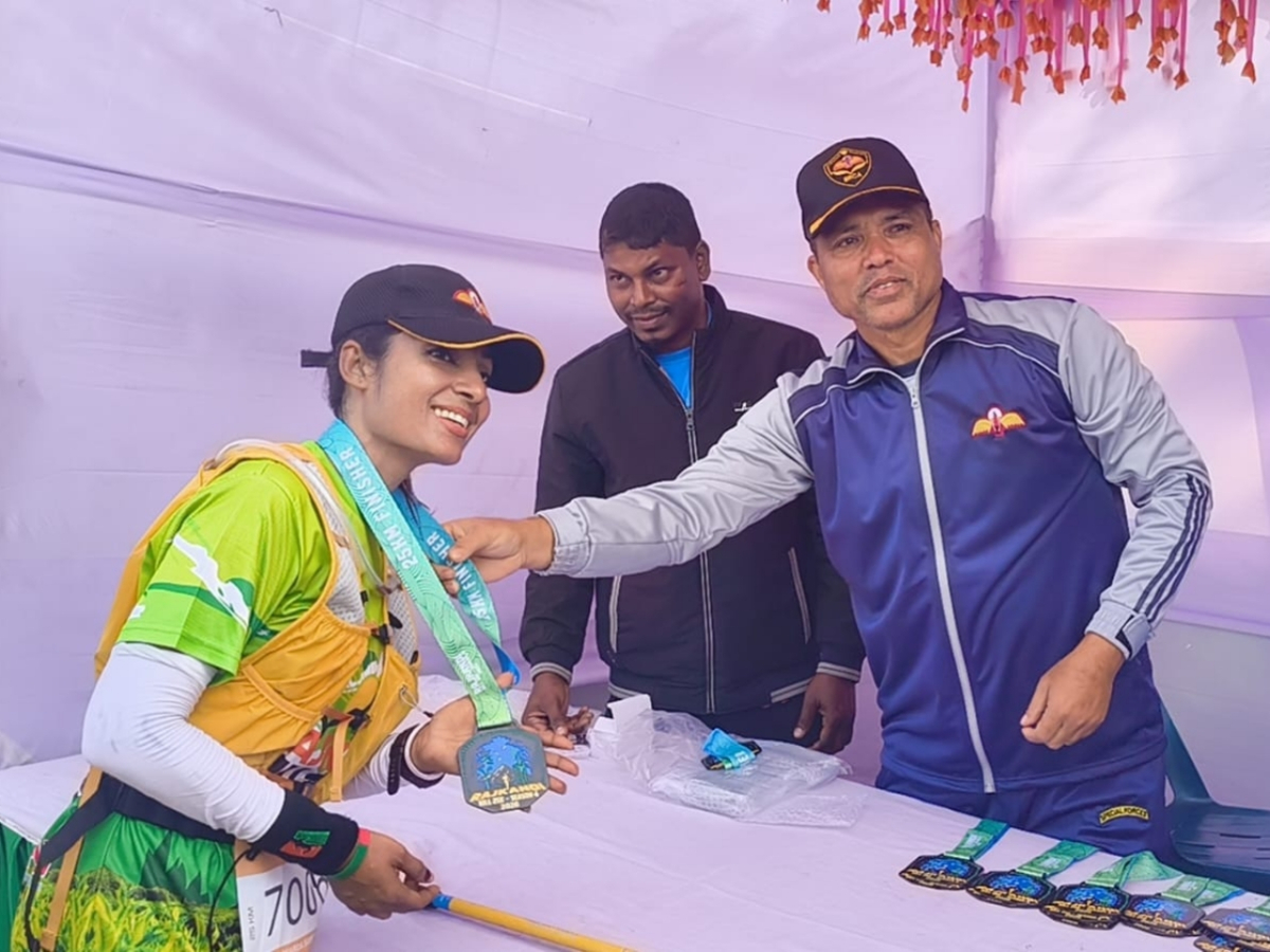 প্রতিযোগিতা শেষে এক নারী বিজয়ী পুরস্কার নিচ্ছেন। ছবি: আই নিউজ