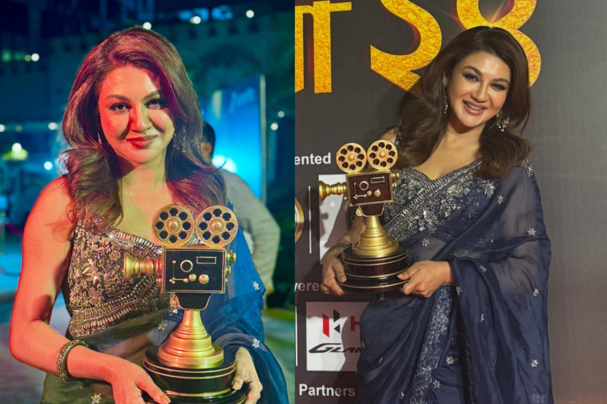 পুরস্কার হাতে অভিনেত্রী জয়া আহসান।