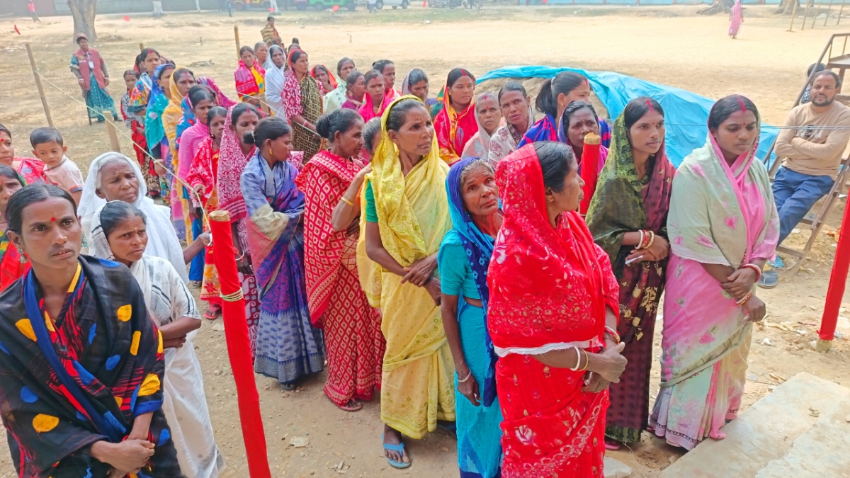 ভাড়াউড়া চা বাগান সরকারি প্রাথমিক বিদ্যালয় ভোটকেন্দ্রে ভোট দিতে লাইনে দাঁড়িয়েছেন চা-শ্রমিক নারীরা।