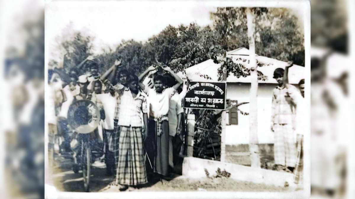 বালিশিরা পাহাড় থেকে অবৈধ প্রভাবশালীদের উচ্ছেদের দাবিতে মাইকিং হচ্ছে। ছবিটি ১৯৭৯ সালে তোলা।