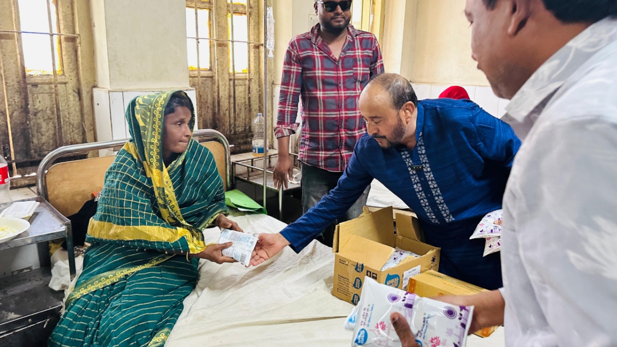 পথসভা বাতিল করে সরাসরি হাসপাতালে রোগীদের পাশে এমপি। ছবি: আই নিউজ