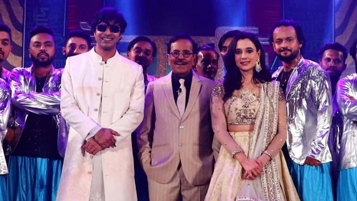 হানিফ সংকেত ও শিল্পীদের সঙ্গে শরিফুল রাজ-সাবিলা নূর। ছবি: ইত্যাদির সৌজন্যে