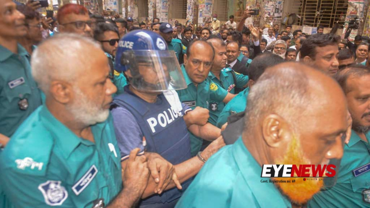 আদালত প্রাঙ্গণে শ্যামল দত্ত। ফাইল ছবি