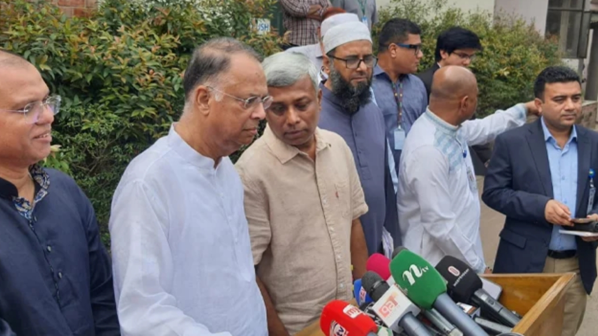 সাংবাদিকদের সঙ্গে কথা বলেন বিদ্যুৎ, জ্বালানি ও খনিজ সম্পদমন্ত্রী ইকবাল হাসান মাহমুদ টুকু।