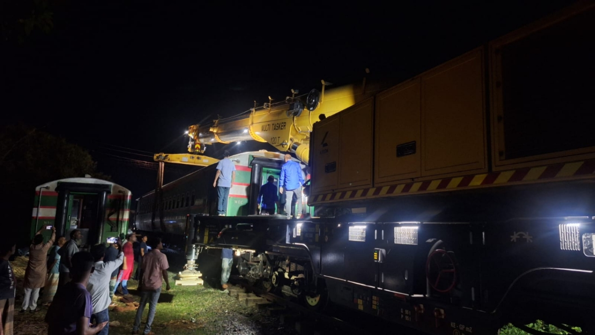 লাইনচ্যুত ৯ বগি উদ্ধারে দুই রিলিফ ট্রেন, যোগাযোগ বন্ধে দুর্ভোগ। ছবি: আই নিউজ