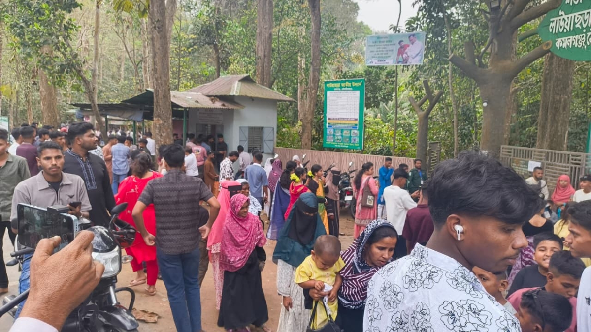 ঈদের ছুটিতে লাউয়াছড়া জাতীয় উদ্যানে পর্যটকের উপচে পড়া ভিড়। ছবি: আই নিউজ