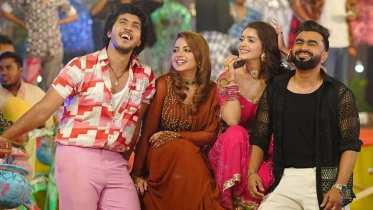 আগুন গানের একটি দৃশ্যে।