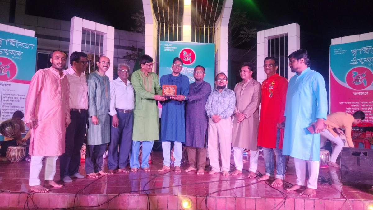 সাংস্কৃতিক অঙ্গনে বিশেষ অবদানে দেলোয়ার হোসেনকে সম্মাননা প্রদান। ছবি: আই নিউজ