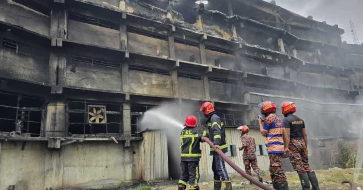 ঘটনার চারদিন পেরিয়ে গেলেও ক্ষতিগ্রস্ত ছয়তলা ভবনটিতে উদ্ধার অভিযান শুরু করেনি ফায়ার সার্ভিস। ঘটনার চারদিন পেরিয়ে গেলেও ক্ষতিগ্রস্ত ছয়তলা ভবনটিতে উদ্ধার অভিযান শুরু করেনি ফায়ার সার্ভিস।