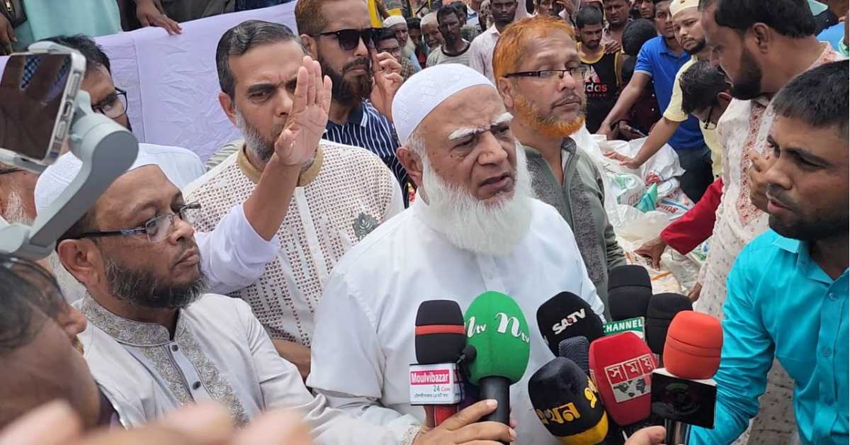 রাজনগরে সাংবাদিকদের সাথে কথা বলছেন জামায়াতের আমির ডা. শফিকুর রহমান। ছবি- আই নিউজ