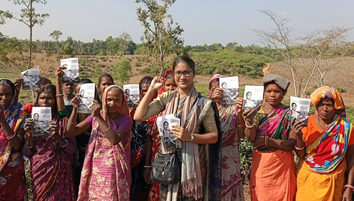 চা-শ্রমিকদের মধ্যে প্রচারপত্র বিতরণ করছেন সাদিয়া নোশিন তাসনিম চৌধুরী। ছবি: আই নিউজ