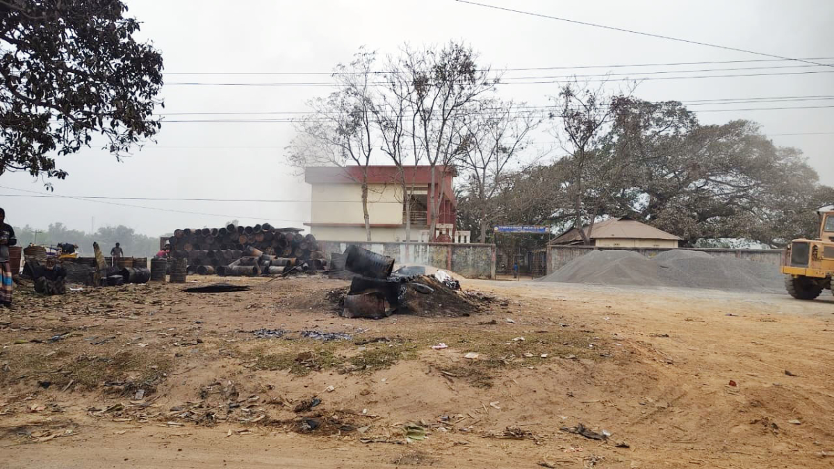 প্রাথমিক বিদ্যালয়ের সামনে সড়ক উন্নয়ন কাজে চরমভাবে ব্যাহত হচ্ছে শিক্ষা কার্যক্রম। ছবি: আই নিউজ