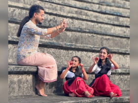 মৌলভীবাজারে একজন গুরু তার শিষ্যদের হস্তমুদ্রা শেখাচ্ছেন মৌলভীবাজারে একজন গুরু তার শিষ্যদের হস্তমুদ্রা শেখাচ্ছেন