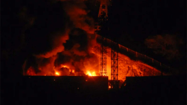 ট্রাম্পের নির্দেশে ভেনেজুয়েলায় বিস্ফোরণ, কাঁপল রাজধানী কারাকাস ট্রাম্পের নির্দেশে ভেনেজুয়েলায় বিস্ফোরণ, কাঁপল রাজধানী কারাকাস