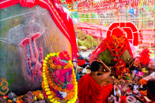 সীতাকুণ্ডের চন্দ্রনাথধামের রহস্যময় পাতালকালী মন্দির সীতাকুণ্ডের চন্দ্রনাথধামের রহস্যময় পাতালকালী মন্দির