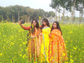 হলুদের মোহে নারী: পছন্দের শীর্ষে সরিষা ফুল