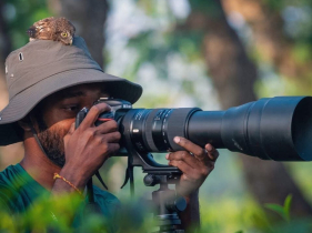 পাখির প্রতি ভালোবাসায় ক্যামেরা হাতে তরুণ আলোকচিত্রী কাজল