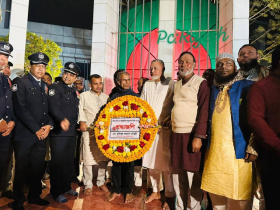 একুশের প্রথম প্রহরে শহীদ মিনারে শ্রদ্ধা নিবেদন একুশের প্রথম প্রহরে শহীদ মিনারে শ্রদ্ধা নিবেদন