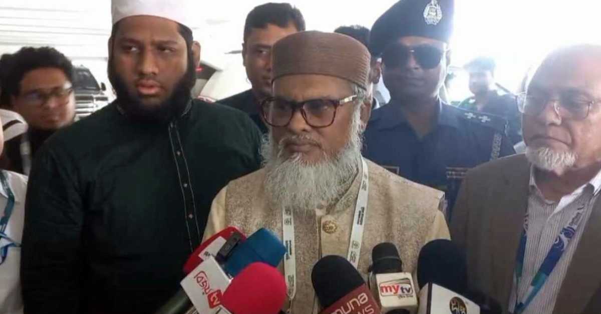 সাংবাদিকদের সামনে ধর্মবিষয়ক উপদেষ্টা ড. আফম খালিদ হোসেন। ছবি- সংগৃহীত