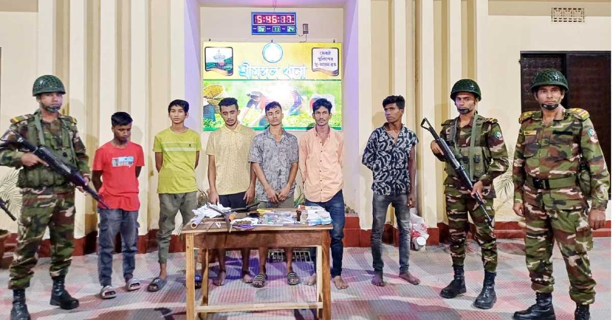 সেনাবাহিনীর অভিযানে আটক ছয় যুবক। ছবি- আই নিউজ সেনাবাহিনীর অভিযানে আটক ছয় যুবক। ছবি- আই নিউজ