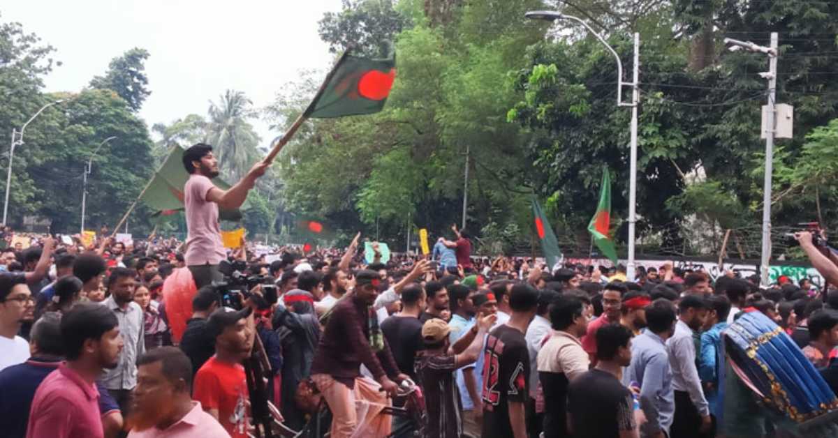 শনিবার কেন্দ্রীয় শহীদ মিনারে সমবেত হন কয়েক হাজার মানুষ। ছবি- সংগৃহীত শনিবার কেন্দ্রীয় শহীদ মিনারে সমবেত হন কয়েক হাজার মানুষ। ছবি- সংগৃহীত