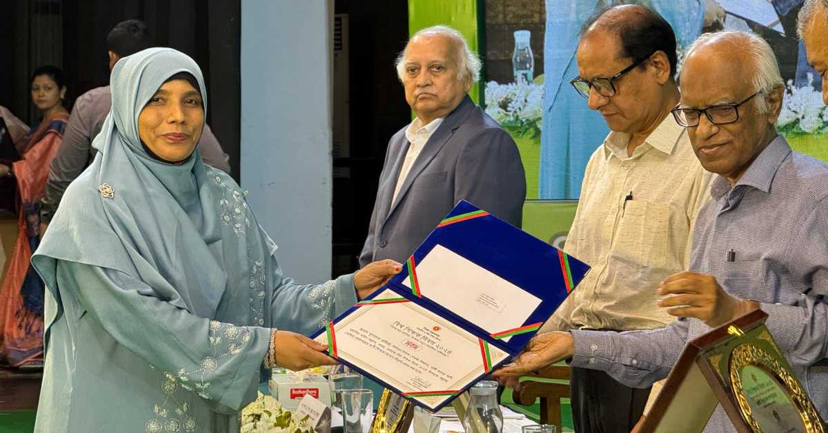 শ্রেষ্ঠ গুণী শিক্ষকের পুরষ্কার গ্রহণ করছেন শিক্ষক সুলতানা রাজিয়া। ছবি- আই নিউজ শ্রেষ্ঠ গুণী শিক্ষকের পুরষ্কার গ্রহণ করছেন শিক্ষক সুলতানা রাজিয়া। ছবি- আই নিউজ