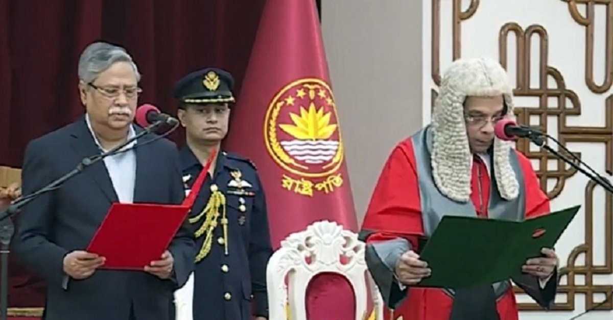 বঙ্গভবনে নতুন বিচারপতিকে শপথবাক্য পাঠ করান রাষ্ট্রপতি মো. সাহাবুদ্দিন।