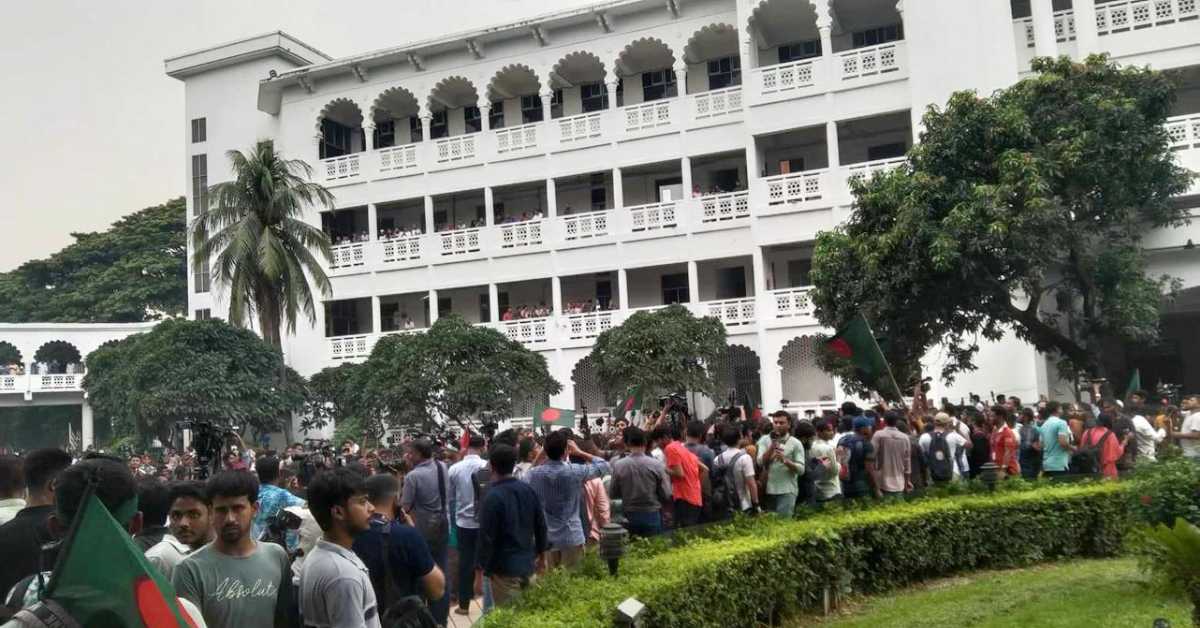 বিচারকদের পদত্যাগের দাবিতে বুধবার হাইকোর্ট ঘেরাও করেন বৈষম্যবিরোধী ছাত্র আন্দোলনের শিক্ষার্থীরা। বিচারকদের পদত্যাগের দাবিতে বুধবার হাইকোর্ট ঘেরাও করেন বৈষম্যবিরোধী ছাত্র আন্দোলনের শিক্ষার্থীরা।