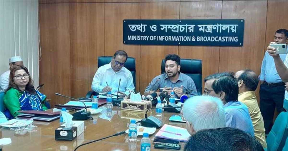 তথ্য ও  সম্প্রচার মন্ত্রণালয়ের দায়িত্ব পাওয়ার পর সচিবালয়ে প্রথম দিন অফিসে নাহিদ ইসলাম।