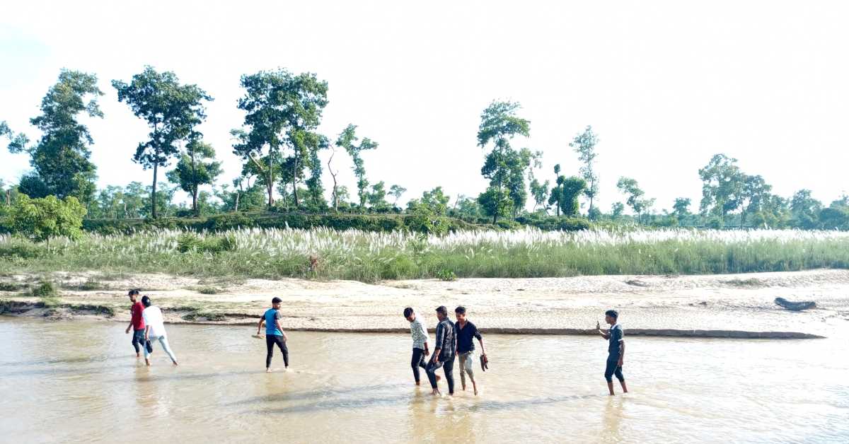 বহমান ছড়া, তার পাশেই মাথা উঁচু করে দাঁড়িয়ে আছে অসংখ্য সাদা কাশফুল। বহমান ছড়া, তার পাশেই মাথা উঁচু করে দাঁড়িয়ে আছে অসংখ্য সাদা কাশফুল।