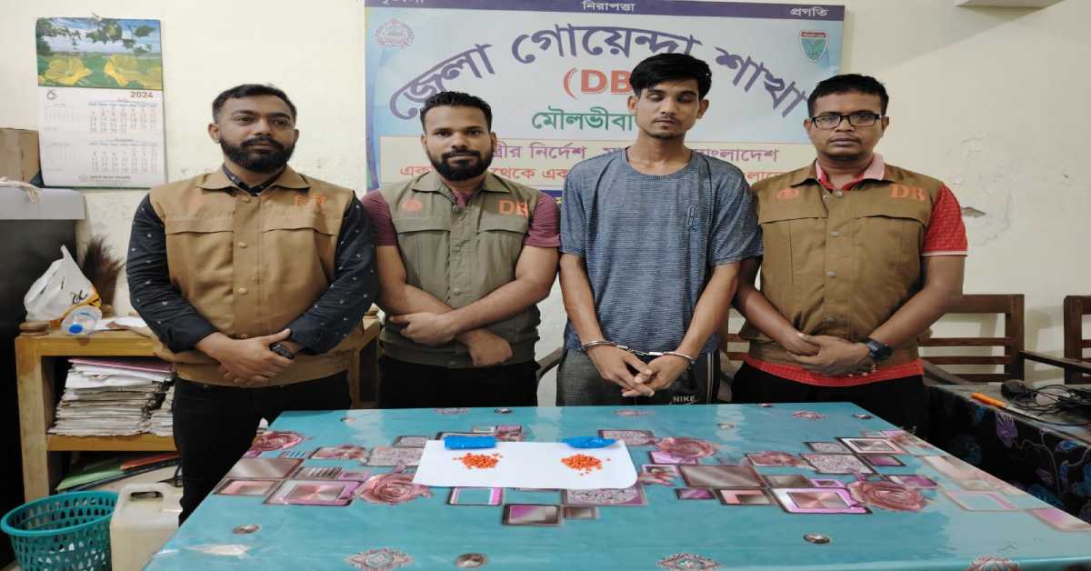 ডিবির অভিযানে আটক মুমিন (২১)। ছবি- RMB ডিবির অভিযানে আটক মুমিন (২১)। ছবি- RMB
