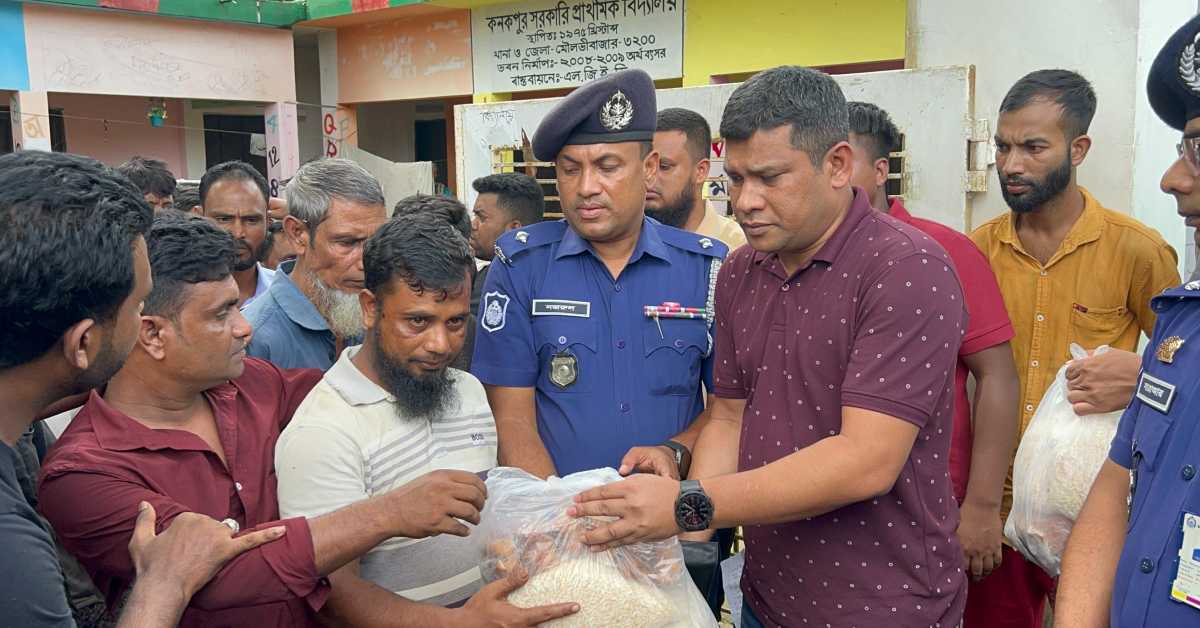 বন্যা দুর্গতদের হাতে ত্রাণ সামগ্রী তুলে দেন পুলিশ সুপার মো. মনজুর রহমান বিপিএম, পিপিএম (বার)। বন্যা দুর্গতদের হাতে ত্রাণ সামগ্রী তুলে দেন পুলিশ সুপার মো. মনজুর রহমান বিপিএম, পিপিএম (বার)।