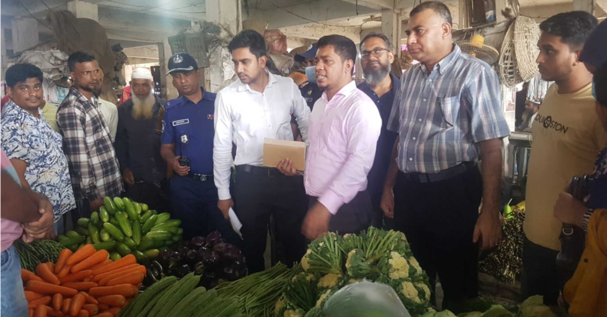 শ্রীমঙ্গলে একটি দোকানে টাস্কফোর্সের আভিযানিক দল। ছবি- আই নিউজ শ্রীমঙ্গলে একটি দোকানে টাস্কফোর্সের আভিযানিক দল। ছবি- আই নিউজ
