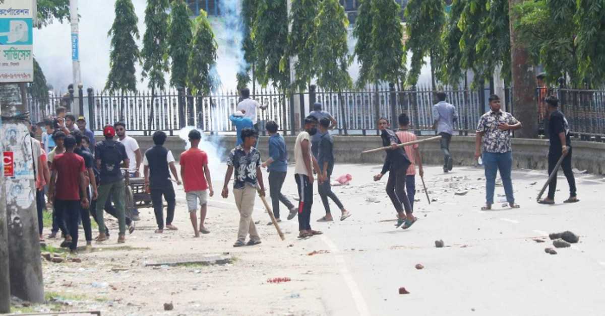 এসময় অন্তত ১৫ জন আন্দোলনকারীকে আটক করেছে পুলিশ। এসময় অন্তত ১৫ জন আন্দোলনকারীকে আটক করেছে পুলিশ।