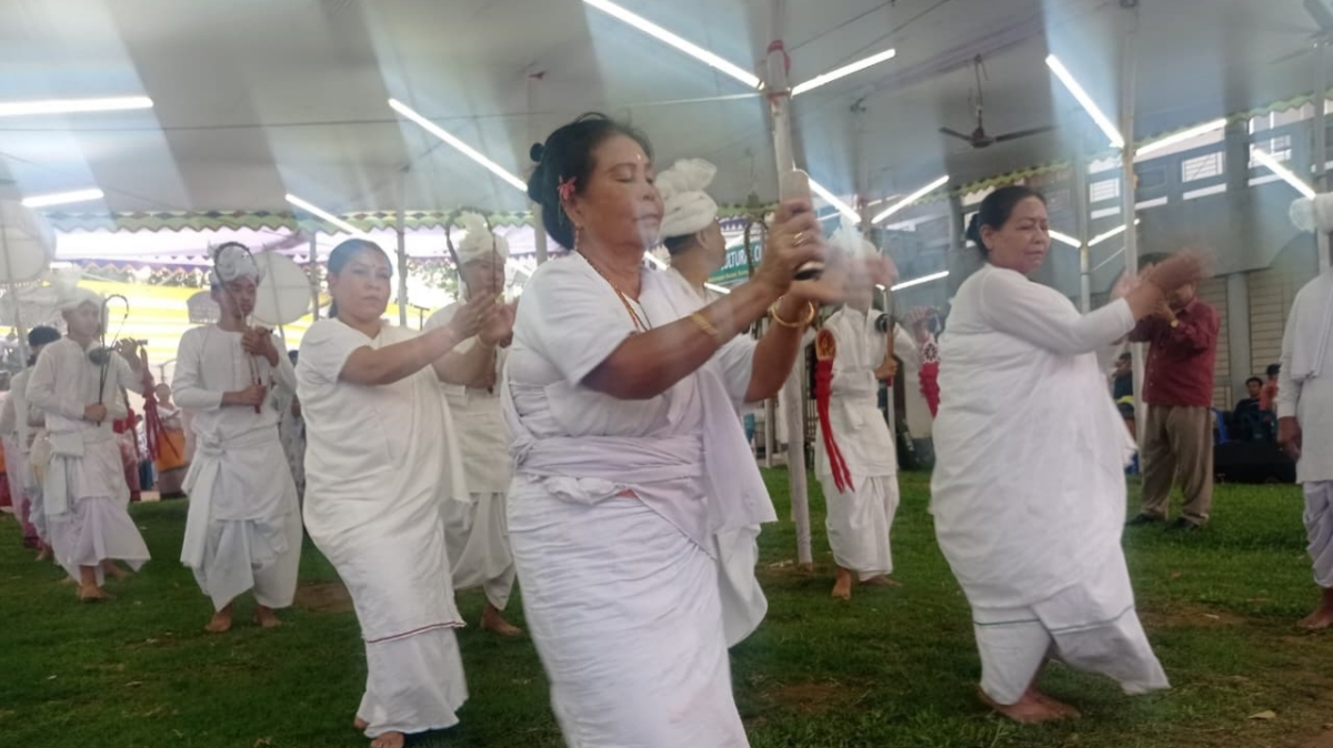 ঐতিহ্যের ছোঁয়ায় শুরু মণিপুরি ‘লাই হারাওবা’ উৎসব। ছবি: আই নিউজ