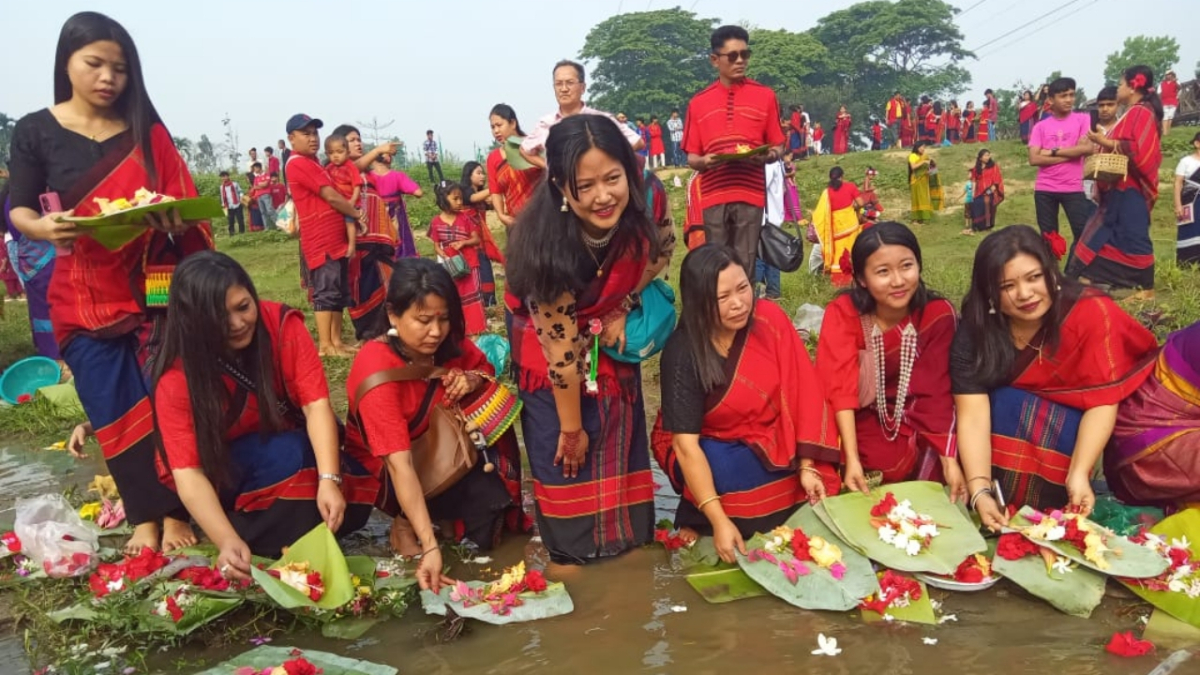 নদীতে ফুল ভাসিয়ে উদযাপিত হচ্ছে চাকমা সম্প্রদায়ের ফুল বিঝু। ছবি: আই নিউজ