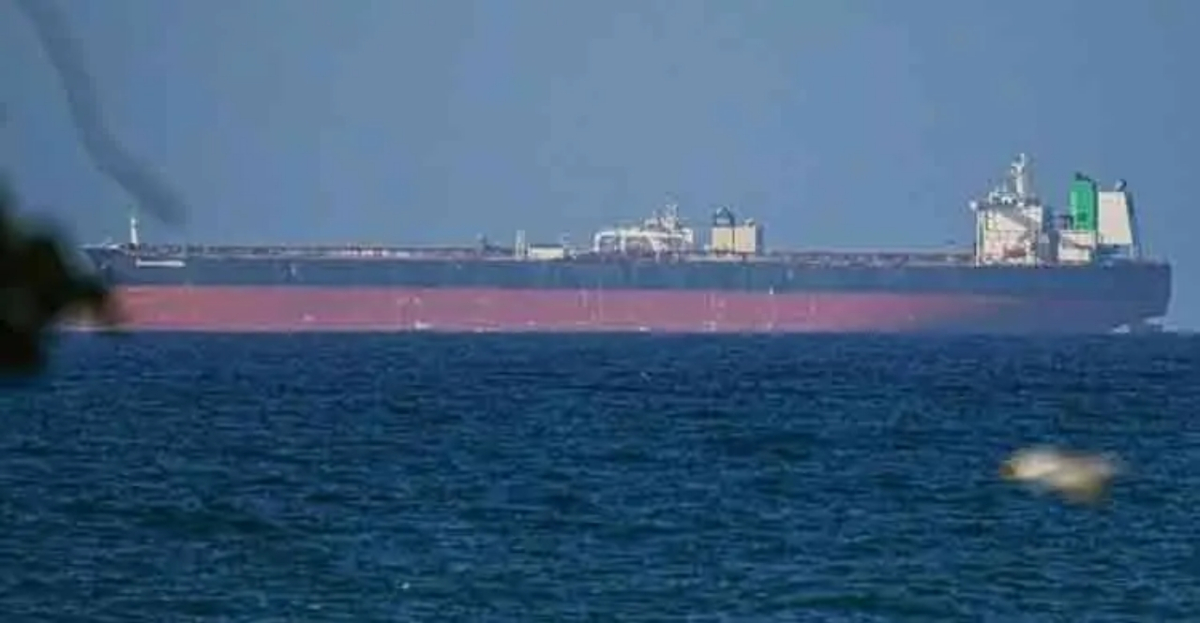 যুক্তরাষ্ট্রের অবরোধ উপেক্ষা: হরমুজ পাড়ি দিলো ইরানের জাহাজ