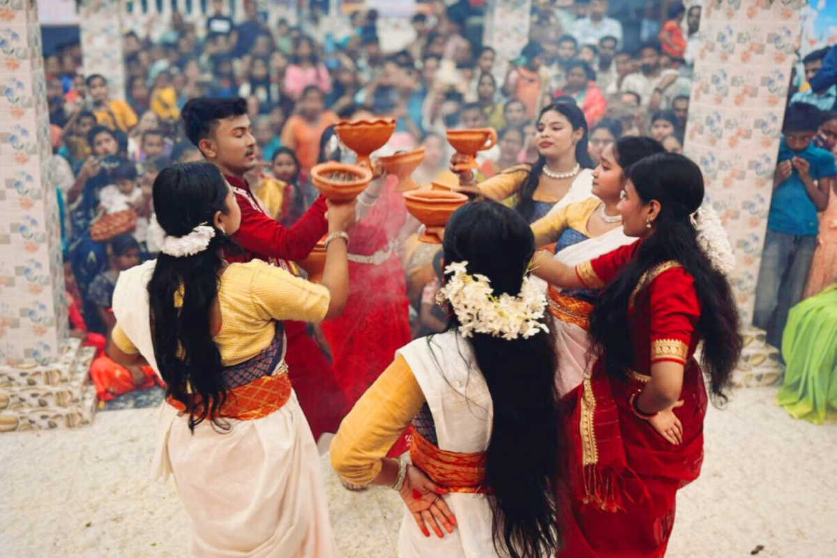 আরতি ও ধুনুচি নৃত্য পরিবেশন করছেন নটরাজ নৃত্যাশ্রমের নৃত্যশিল্পীরা