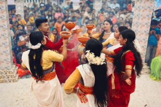 ধুনুচির ধোঁয়া আর ঢাকের তালে ভক্তি-ঐতিহ্যের অনন্য প্রকাশ ধুনুচির ধোঁয়া আর ঢাকের তালে ভক্তি-ঐতিহ্যের অনন্য প্রকাশ