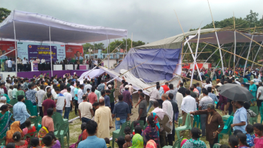 প্রধানমন্ত্রীর আগমনের আগে বৃষ্টিতে প্যান্ডেল ভেঙে পড়ে প্রধানমন্ত্রীর আগমনের আগে বৃষ্টিতে প্যান্ডেল ভেঙে পড়ে