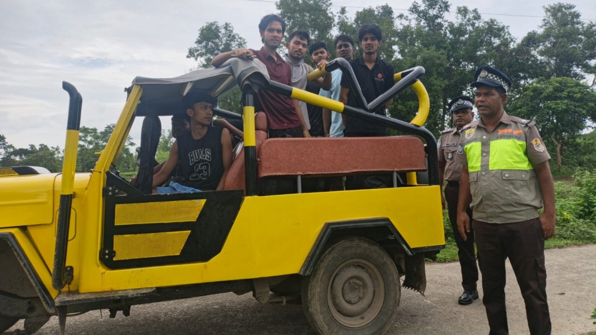 হামহামে আটকা পড়া ১০ পর্যটককে উদ্ধার, আহত এক শিক্ষার্থী হামহামে আটকা পড়া ১০ পর্যটককে উদ্ধার, আহত এক শিক্ষার্থী