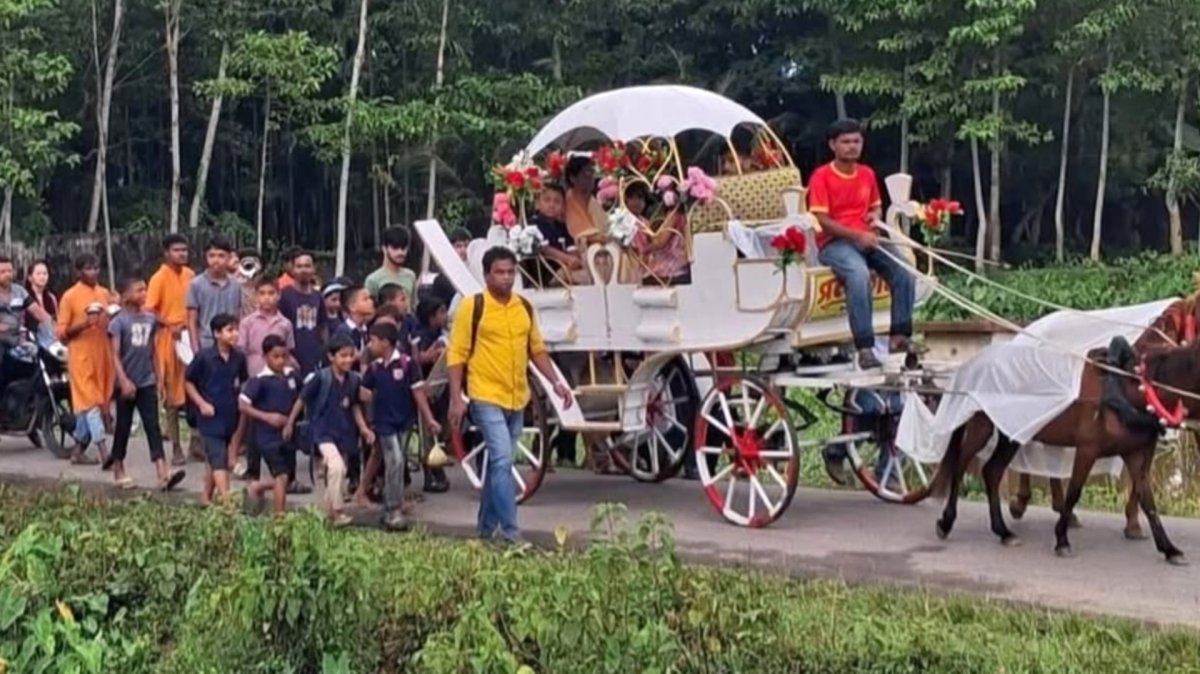 ঘোড়ার গাড়িতে প্রিয় শিক্ষকের আবেগঘন বিদায়