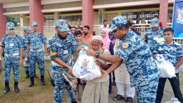 বন্যার্তদের পাশে বিমান বাহিনী, শতাধিক পরিবারের মাঝে ত্রাণ বিতরণ বন্যার্তদের পাশে বিমান বাহিনী, শতাধিক পরিবারের মাঝে ত্রাণ বিতরণ