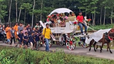 ঘোড়ার গাড়িতে প্রিয় শিক্ষকের আবেগঘন বিদায়